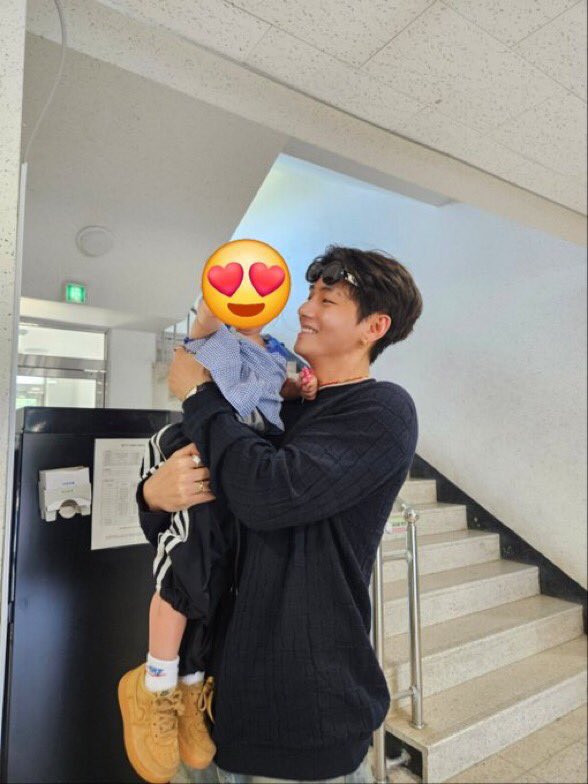 blueprodV's tweet image. 👤: daddy? sorry daddy sorry? daddy sorry? sorry sorry taehyung daddy?
🐯:wow taehyung father.. i can't imagine it, i wish my son or daughter in the future becomes a better person than me
