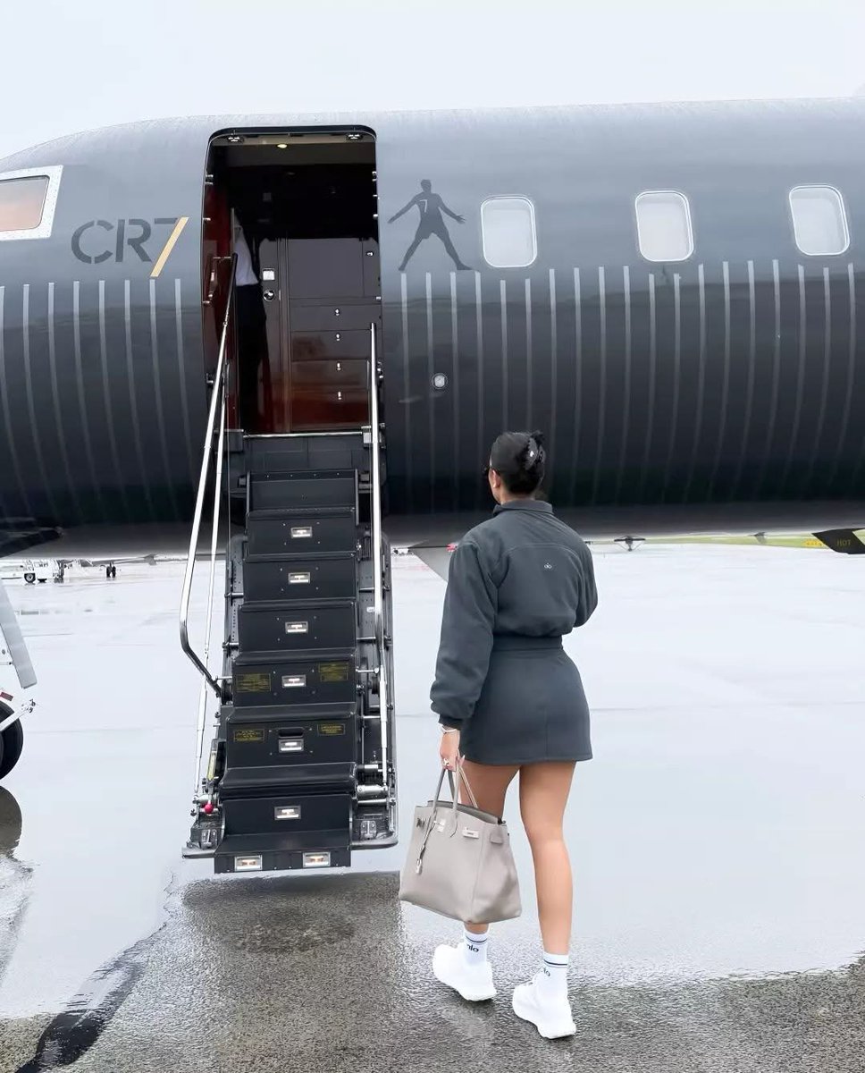 TeamCRonaldo's tweet image. Georgina Spotted alongside new Cr7’s customised private jet. 🔥