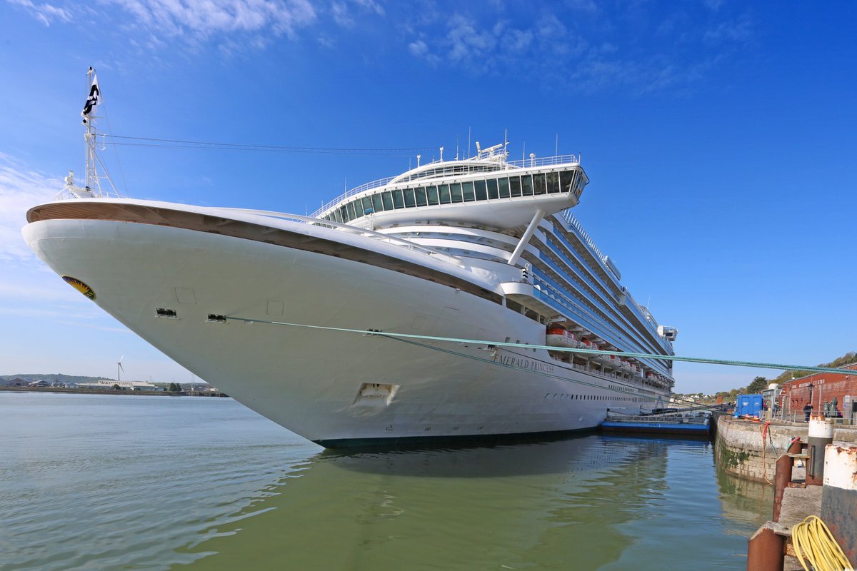 PortofCork's tweet image. ⚓ Cruise Week Ahead at the Port of Cork
As July turns to August, we’re in peak cruise season with six ships calling to Cork Harbour, including a late-night departure from the Island Sky and a weekend trio to watch out for! 🛳️☀️
📍Cobh Cruise Terminal
🔹 Island Sky –…