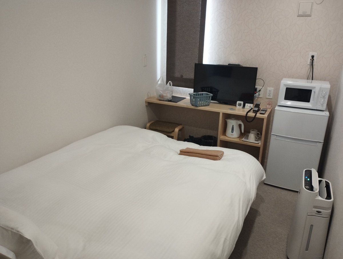 tomsuck's tweet image. 本日のお宿も前回と同じ館山のコンテナホテル。WiFi完備でYouTubeもアマプラもOK！フロントには貸し出し用マンガがずらり。