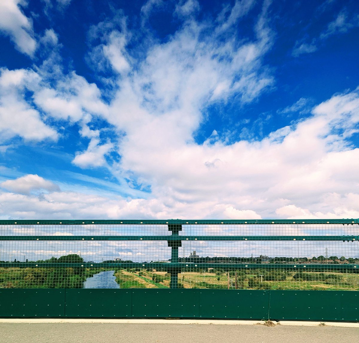 An_Empty_Space_'s tweet image. Such a dramatic sky! Love this shot out my friends car window. The sky here is an amazing blue 💙
Happy sweet smiley Monday and massive hugs you all 🤗💜