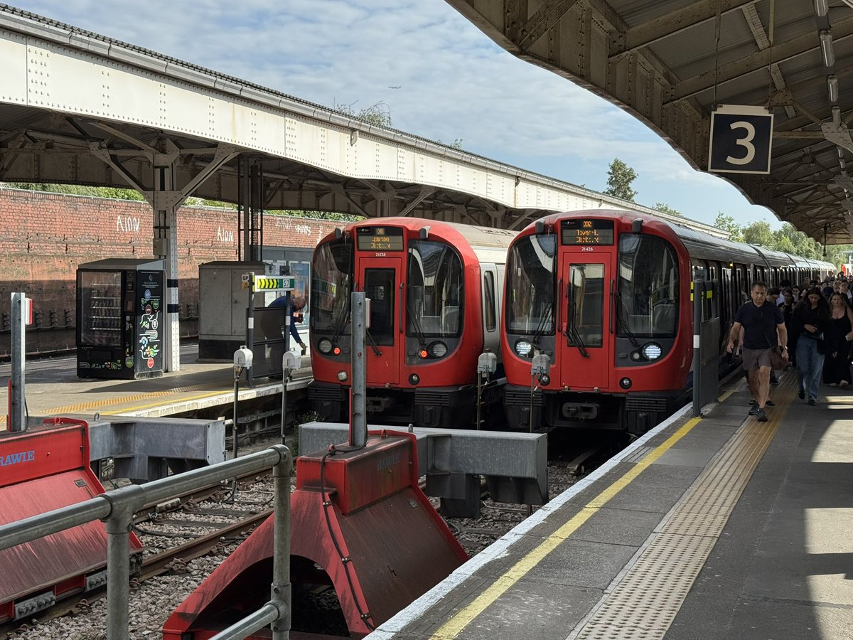 PaulKohlerSW19's tweet image. It’s a couple of weeks since I met @TFl to discuss, amongst other things, the annunciators at Wimbledon station.
They promised me either a quick fix or a work around!
Sadly they are still spouting nonsense🤦🏻♂️
#Dunciators