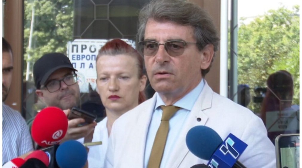 Дојде ред овој ЗЛОТВОР и КРИМИНАЛЕЦ да јаде Lајна за Борко бе! 
Овој!?
Па ќе јаде кога НЕ е #апсен за неговите ЗЛОДЕЛА, нормално дека ќе јаде!