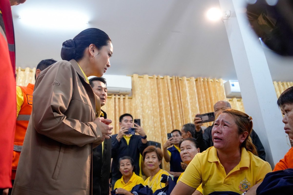 IngshinF36874's tweet image. แพทองธารลงพื้นที่น่าน มอบถุงยังชีพ-ให้กำลังใจผู้ประสบภัยน้ำท่วม ย้ำรัฐบาลไม่ทอดทิ้งประชาชน
พร้อมเร่งฟื้นฟูวัด โบราณสถาน และชีวิตความเป็นอยู่ของพี่น้องประชาชนอย่างเต็มกำลัง 
#แพทองธารชินวัตร #น่าน #น้ำท่วม