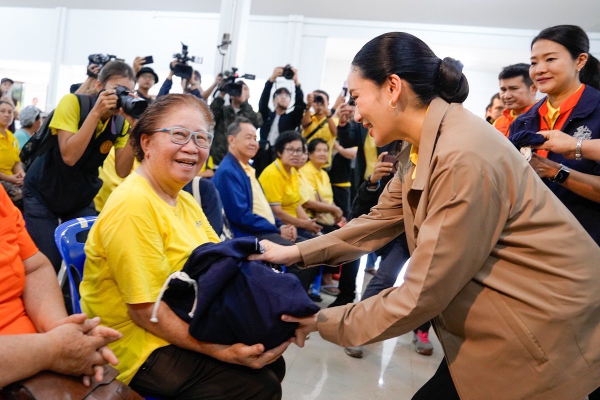 IngshinF36874's tweet image. แพทองธารลงพื้นที่น่าน มอบถุงยังชีพ-ให้กำลังใจผู้ประสบภัยน้ำท่วม ย้ำรัฐบาลไม่ทอดทิ้งประชาชน
พร้อมเร่งฟื้นฟูวัด โบราณสถาน และชีวิตความเป็นอยู่ของพี่น้องประชาชนอย่างเต็มกำลัง 
#แพทองธารชินวัตร #น่าน #น้ำท่วม