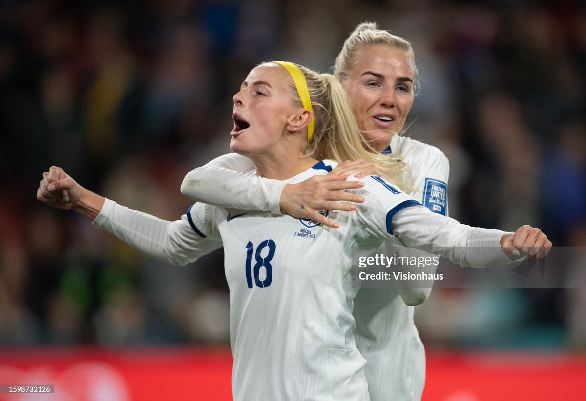 Awal 2025 ini, Chloe Kelly sempat mempertimbangkan untuk mengambil jeda dari sepak bola. Tapi niat itu diurungkan setelah Arsenal menawarkan untuk kembali ke klub sebagai pemain pinjaman (lalu berstatus permanen musim panas ini). 

Hasilnya, doi bisa mengantarkan Arsenal juara