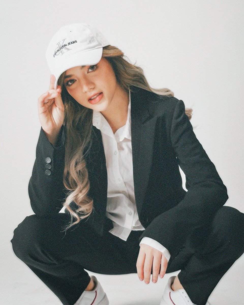 hourlymikslmnc's tweet image. hourly dose of @mikslmnc💚 #mikasalamanca #mikslmnc