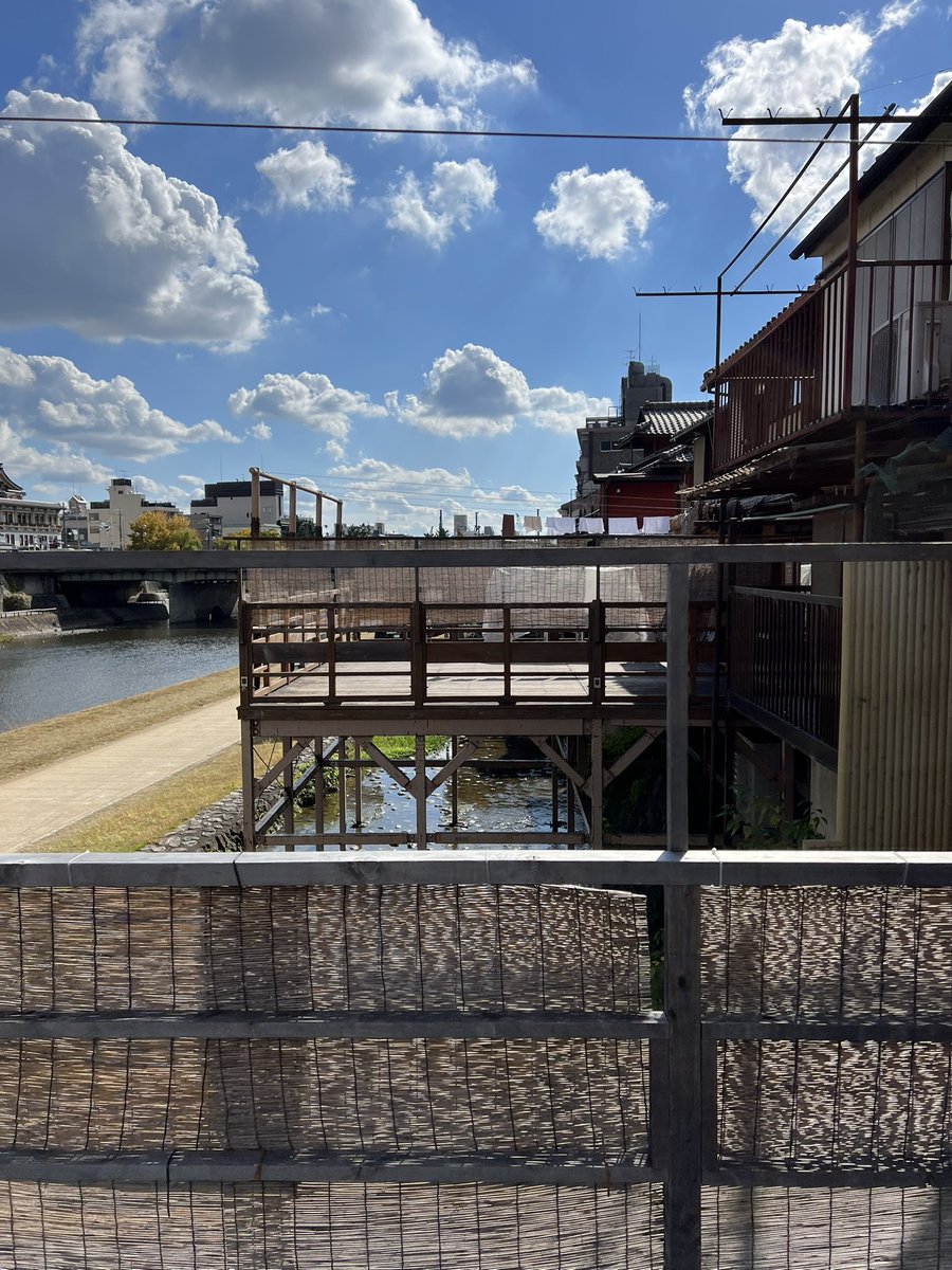MyE1e's tweet image. あまりにも暑くて💦🌻
川床も休業中です。
お日様キラキラ✨
弁財天のお守り渡しに行って桃を頂くわらしべ長者みたいだね😊✨
本日もありがとうございます。