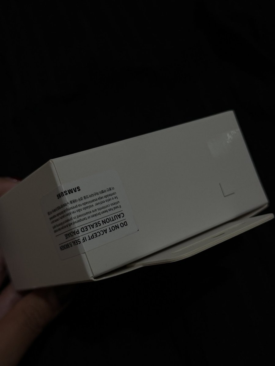 guys aku mau giveaway galaxy fit 3- masih segel karena dapet gift pas kemarin pembelian hp👀👀👀👀

yang mau boleh follow &amp; retweet aja ya! aku announce 03 agustus 2025👌