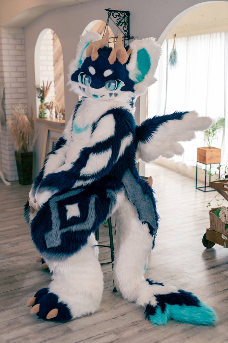 꼬리 길지~?
#FursuitEveryday