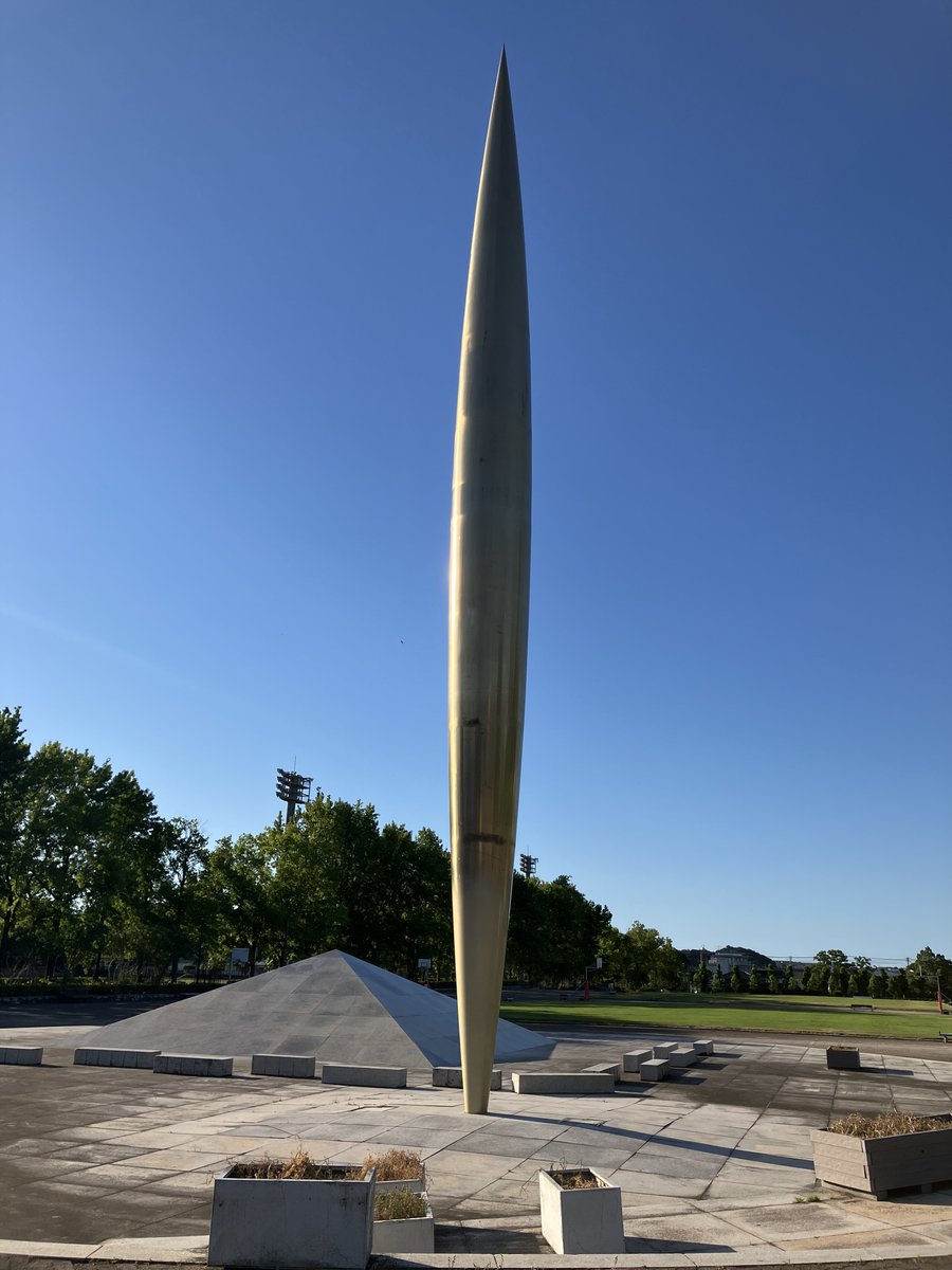 kukuriDou's tweet image. こんなもんが支えなしでおっ立ってるのかすげーな建築🏗️