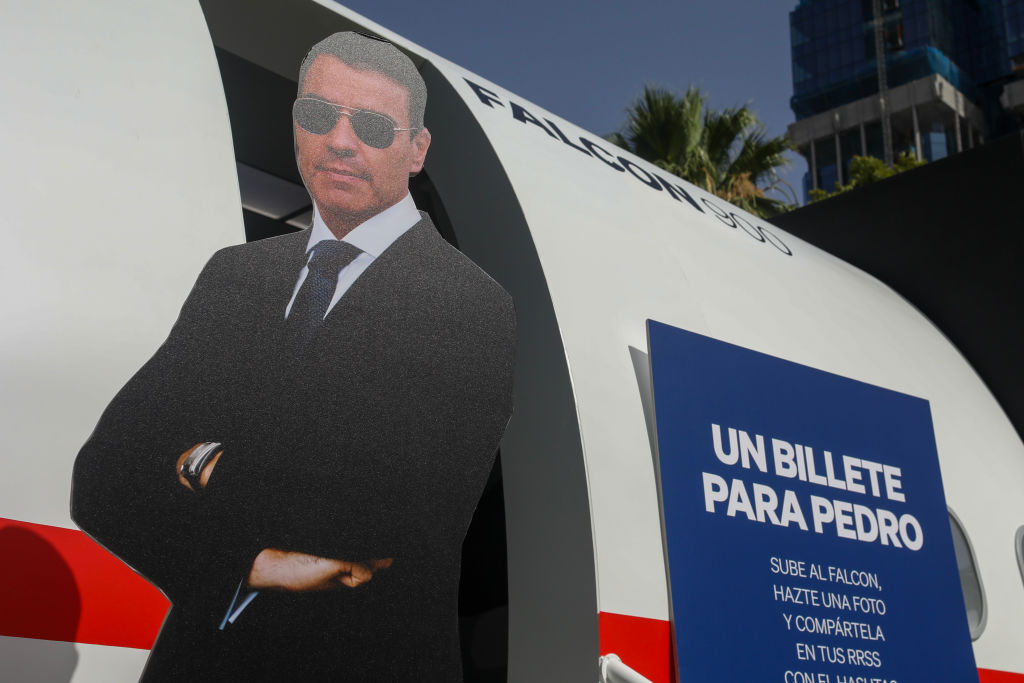 Euractiv_FR's tweet image. Le scandale de #corruption qui touche le #PSOE ne ruinera pas les vacances de #PedroSánchez: Sous le feu des critiques dans son pays, le Premier ministre #PedroSánchez reste confiant malgré le scandale de #corruption qui secoue son parti, le Parti… dlvr.it/TM8Wt6