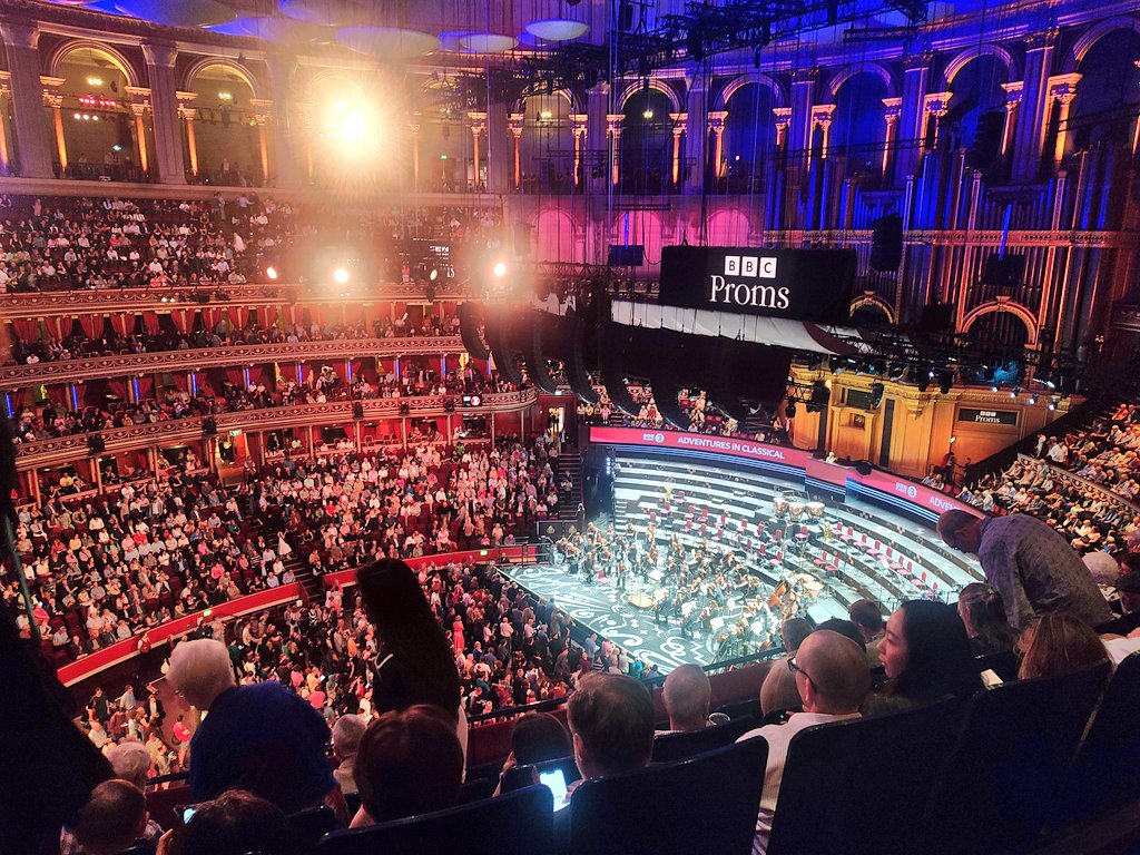 The Royal Albert Hall last night was amazing!!!!! Mozart and Bruckner ❤️

It's been on my list of places to go to for so long and we finally got around to it, I absolutely loved it!