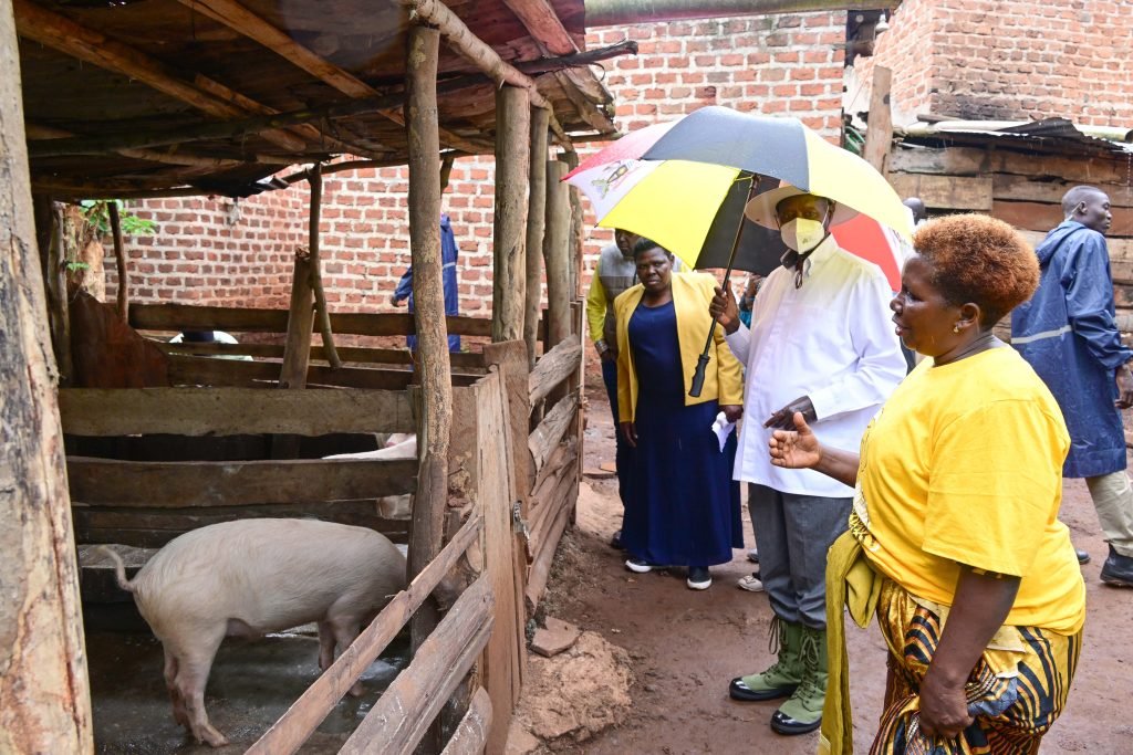 Katrina__Sim's tweet image. President Yoweri Museveni doesn’t just lead from State House—he leads from the villages, from the roadsides, from the fields.
#WhyUgStillNeedsM7 #WhyUgDecidedM7