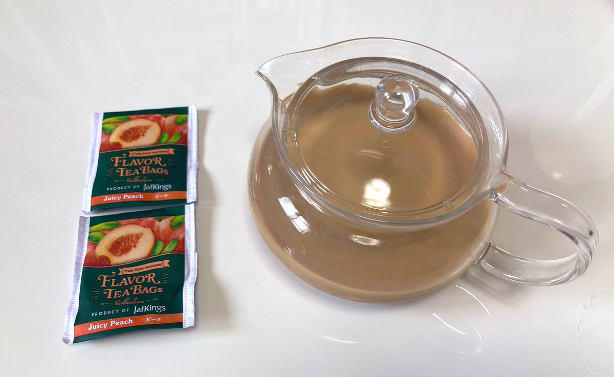 new_yoeko's tweet image. 休憩中です😊
今度は、紅茶でリフレッシュ🫖

ドンキのフレーバーティーも美味しい‼️
ピーチティーをミルクティーで✨🍑✨

今書いてる曲、メロディも歌詞も2番までできました♬
私は歌詞が先なので、最終形の歌詞が付いたメロディまでできたら、デモを録ります。…