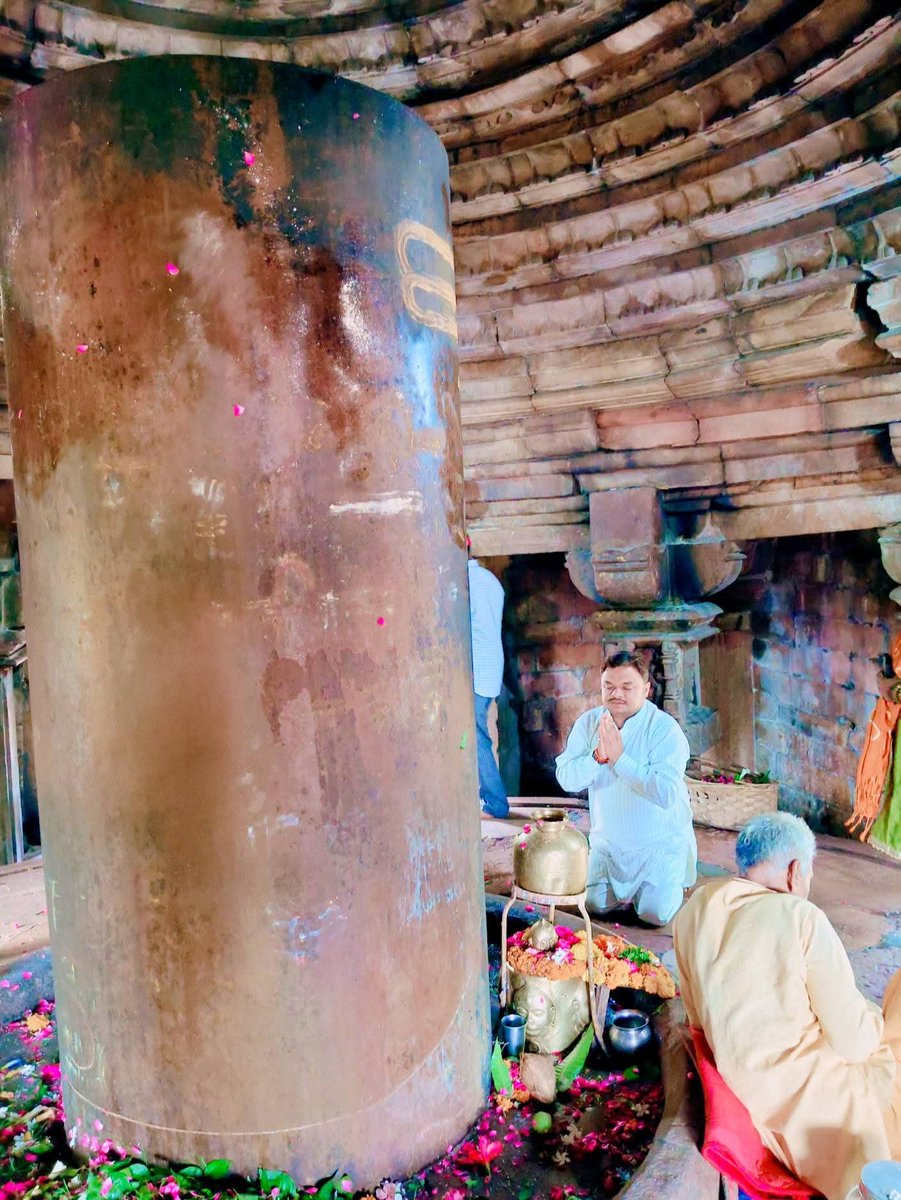 Bhaskarpandey_'s tweet image. पवित्र श्रावण मास में खजुराहो स्थित भगवान मतंगेश्वर भोलेनाथ के दर्शन किए।

देवो के देव महादेव प्रभु की कृपा सदैव बनी रहे।

#harharmahadevॐ卐