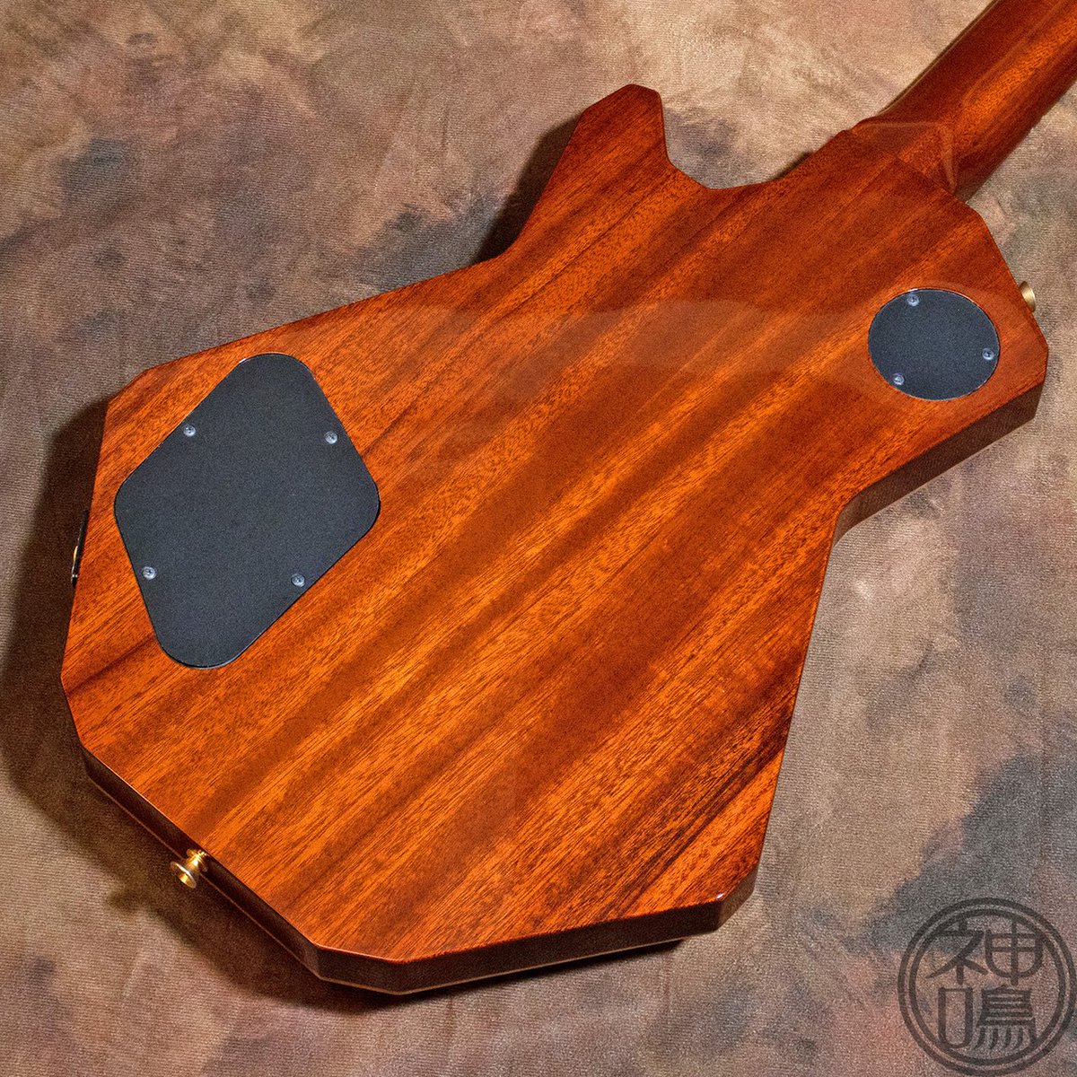 KAMINARIGUITARS's tweet image. ⚡️【限定モデル】KAMINARI GUITARSオリジナル 《RAIKIRI ～雷切～》⚡️

¥616,000 (Tax-in)

美しさと鋭さを融合させた、一瞬で目を惹く唯一無二のデザイン✨
5Aキルテッドメイプル × マホガニーの極上ボディに、アバロン貝のインレイが圧巻の存在感を放ちます⚡︎

サウンドは極めて攻撃的かつ明瞭💥✨…