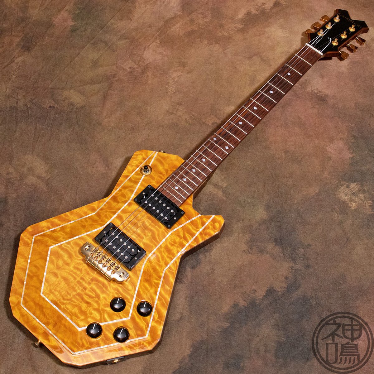 KAMINARIGUITARS's tweet image. ⚡️【限定モデル】KAMINARI GUITARSオリジナル 《RAIKIRI ～雷切～》⚡️

¥616,000 (Tax-in)

美しさと鋭さを融合させた、一瞬で目を惹く唯一無二のデザイン✨
5Aキルテッドメイプル × マホガニーの極上ボディに、アバロン貝のインレイが圧巻の存在感を放ちます⚡︎

サウンドは極めて攻撃的かつ明瞭💥✨…