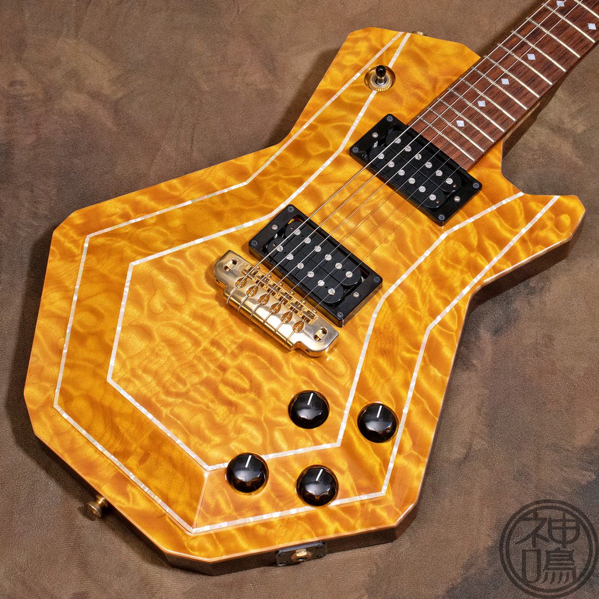 KAMINARIGUITARS's tweet image. ⚡️【限定モデル】KAMINARI GUITARSオリジナル 《RAIKIRI ～雷切～》⚡️

¥616,000 (Tax-in)

美しさと鋭さを融合させた、一瞬で目を惹く唯一無二のデザイン✨
5Aキルテッドメイプル × マホガニーの極上ボディに、アバロン貝のインレイが圧巻の存在感を放ちます⚡︎

サウンドは極めて攻撃的かつ明瞭💥✨…