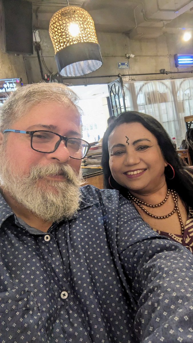 PenduProfessor's tweet image. Bahut pictures Li thi par madhu ki foto post hone se reh gayi. Friends smiling always look good. @madhumita6