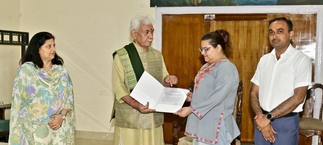 Amitabh Sinha (@amitabhnews18) on Twitter photo LG <a href="/manojsinha_/">Manoj Sinha</a>
handed over an assurance letter to the daughter of martyr Additional DC Rajouri, Dr. Raj Kumar Thapa that she will be appointed as an Assistant Law Officer after completion of her studies. Thapa
was martyred during unprovoked #Pakistani shelling in #Rajouri LG <a href="/manojsinha_/">Manoj Sinha</a>
handed over an assurance letter to the daughter of martyr Additional DC Rajouri, Dr. Raj Kumar Thapa that she will be appointed as an Assistant Law Officer after completion of her studies. Thapa
was martyred during unprovoked #Pakistani shelling in #Rajouri