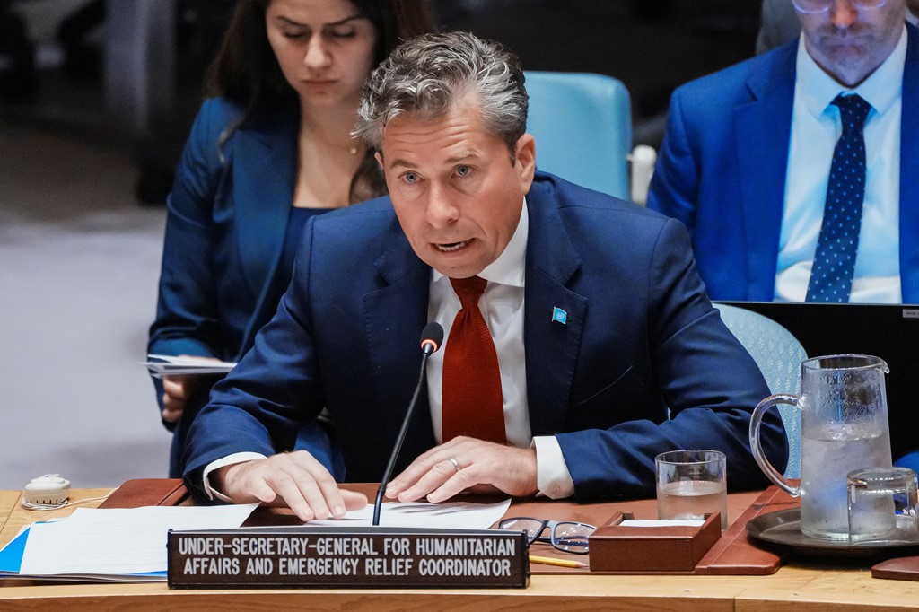 univcoverage's tweet image. Military pause could only last &apos;week or so&apos;, UN aid chief says, making next days &apos;make or break&apos;
The UN&apos;s aid chief says the agency has the capacity to reach every person in Gaza but can only do so if it has more time to operate in the enclave.