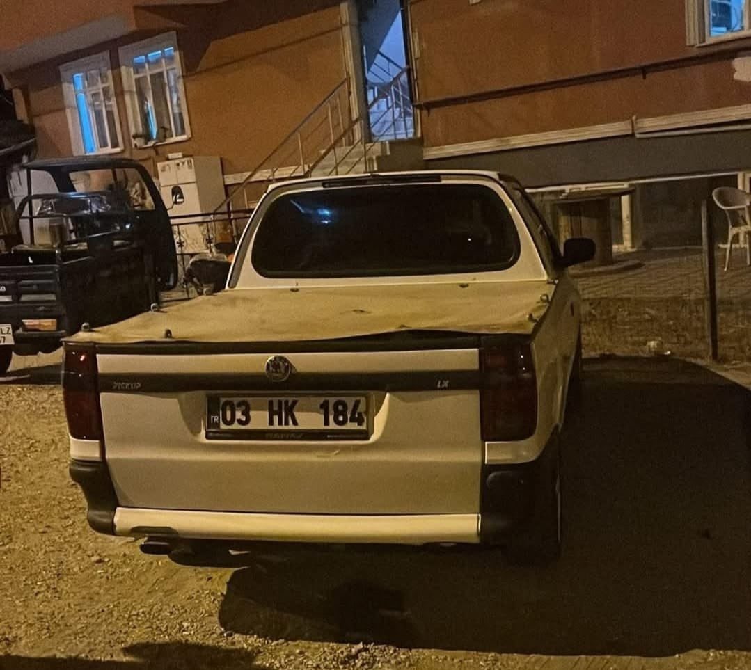 FetoGercekleri's tweet image. Bursa Orhaneli’nde ormanı yakan kişi yakalandı. Vatandaşların ihbarı üzerine aracında benzin bidonu bulunan Ufuk Aytekin gözaltına alındı. 
Eski asker olan Aytekin’in FETÖ soruşturmasıyla ihraç edildiği iddia edildi. 
İfadesinde “ömür boyu hapis için yaktım” dedi.