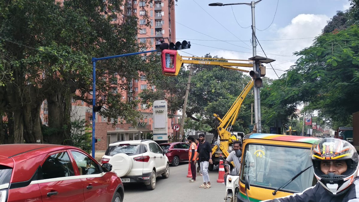 wftrps's tweet image. 🚦Traffic light At Hagadur Junction, Whitefield Main Road, Obey🚦Your Safety Depends on It🚦signals are there to save lives, not slow you down
⛔ Don&apos;t jump the red light
✅ Follow lane discipline &amp;amp; wait for green! #FollowTrafficRules #MaintainLaneDiscipline #WhitefieldTrafficPS