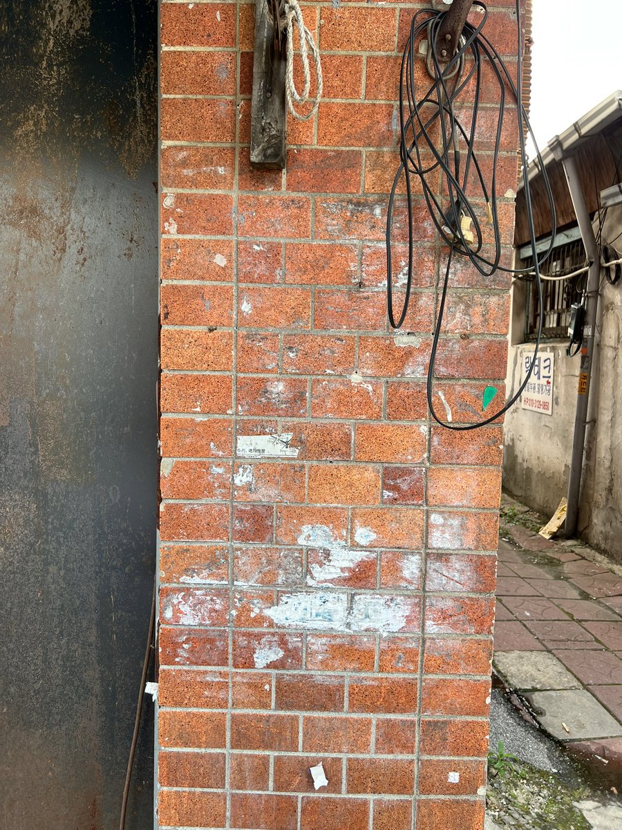 BonnyieLee's tweet image. Photos taken around Mullae-dong, Seoul — an area filled with old industrial buildings. A great place to study rusty surfaces and weathered materials. #seoul #texturereference