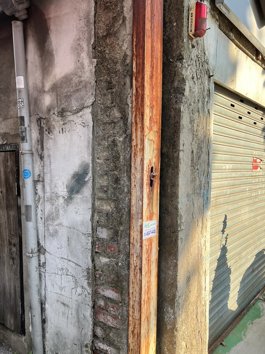 BonnyieLee's tweet image. Photos taken around Mullae-dong, Seoul — an area filled with old industrial buildings. A great place to study rusty surfaces and weathered materials. #seoul #texturereference