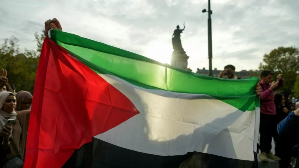 𝗜𝗡𝗙𝗢 — Des CENTAINES de personnes venues de GAZA sont déjà installées en France : près de 300 selon les premières estimations.

Parmi elles, Nour, 25 ans, hébergée dans un bel appartement mis à disposition par… le directeur de Sciences Po Lille. 
Info <a href="/BastionMediaFR/">Bastion</a> via