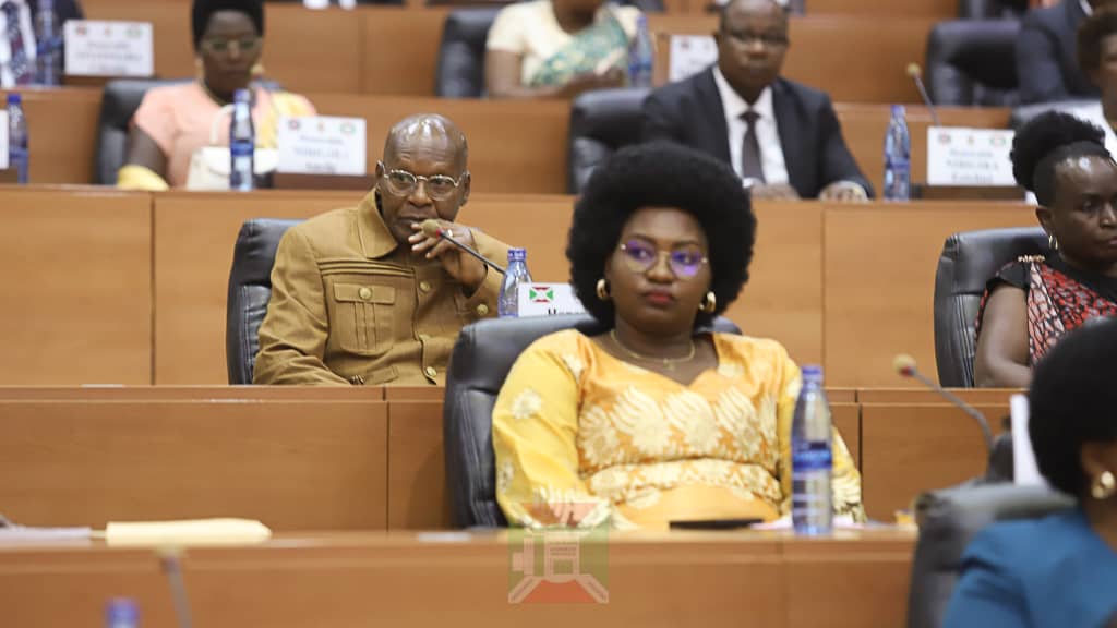 1/n Début, ce lundi 28 Juillet 2025, de la législature 2025-2030 à l'Assemblée nationale du Burundi, conformément au décret présidentiel du 21 juillet 2025 portant convocation de la première session de l'Assemblée nationale.

La première réunion est présidée par le député le plus