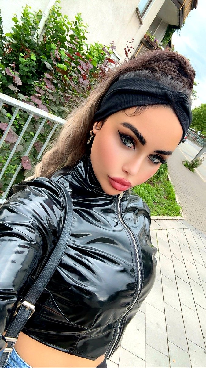 Es ist kurz vor Monatsende und du Hundesohn hast noch Geld auf deinem Konto?! Dann weißt du, was du zu tun hast...du wirst in meine DMs kriechen und dich geil auf 0 setzen lassen! Oder bumse ich dich direkt ins Minus?! 😈💸