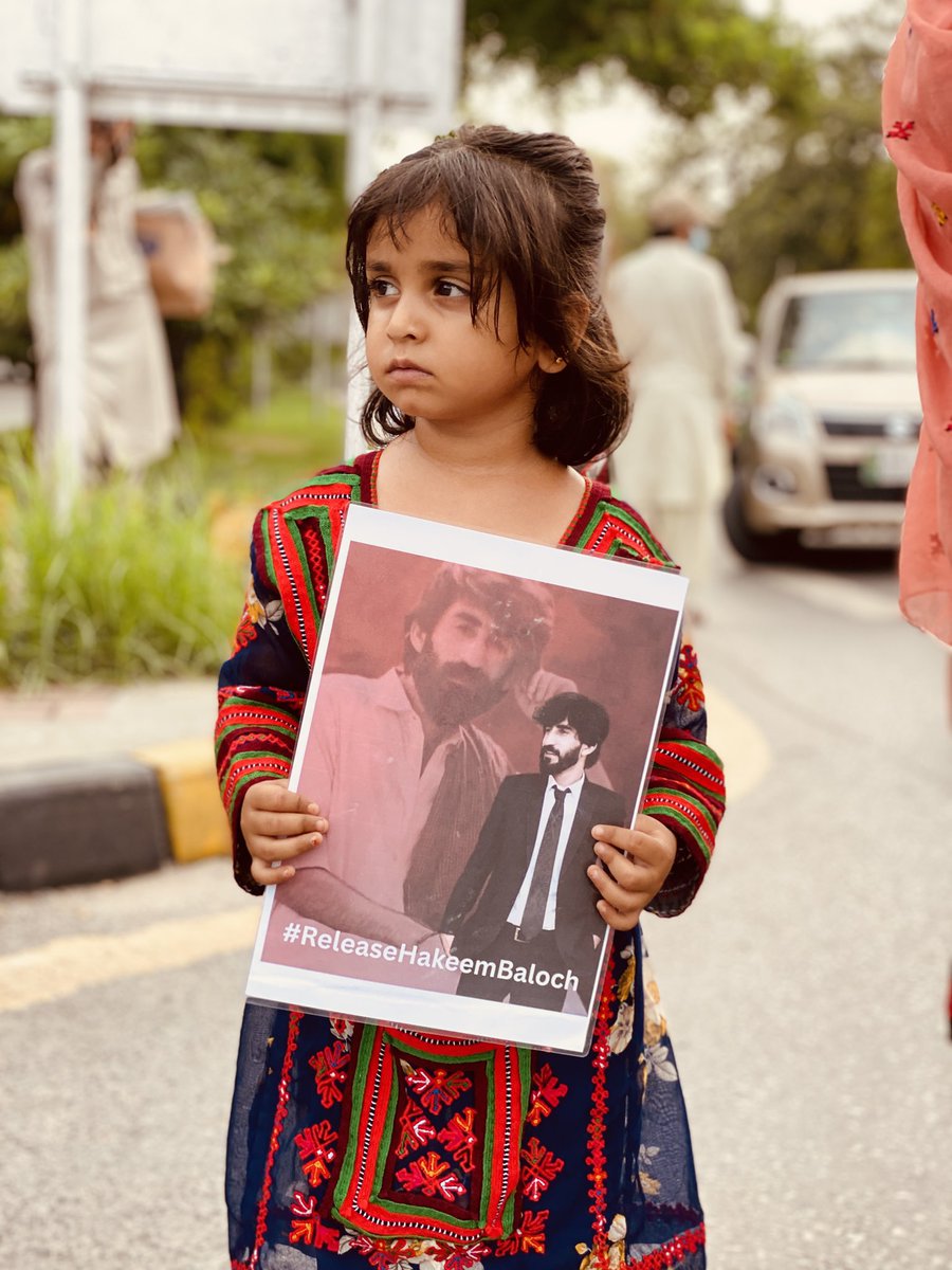 nailabalochgunj's tweet image. ہم وہ سوال ہیں جن سے ریاست نظریں چراتی ہے،
جن کی بازگشت ہر دیوار کے اُس پار سنائی دیتی ہے،
ہماری خاموشی بھی ایک احتجاج ہے،
اور ہماری موجودی ایک زندہ مزامت۔

#ReleaseHakeemBaloch 
#endenforceddisappearnces