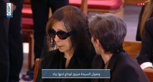 وصول السيدة فيروز لوداع ابنها زياد