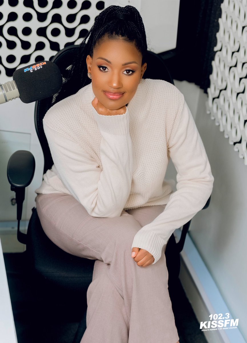 ☺️Another beautiful day with one of a kind woman ☺️ Very demure 😍 Catch Antoinette now on the Mid-day we are live till 02PM🥰 Happening on 102.3/102.5 Kiss FM✨
