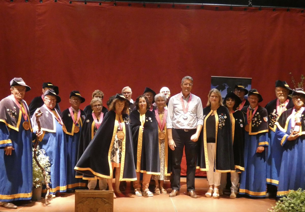 Honoré par la confrérie des vins des Fiefs vendéens ✅

L’occasion pour moi de promouvoir ces vins mal connus à l’échelle nationale et qui ont pourtant de belles qualités à faire valoir, notamment dans l’agglomération des Sables qui compte deux domaines à (re-)découvrir : Domaine