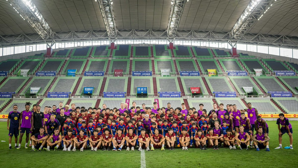 Les Barça Academy d’Hiroshima, Aichi i Nara han tingut l’oportunitat de visitar l’entrenament del primer equip 😍

What a pleasure! Thank you, @fcbarcelona 🤩

みんなとの時間を分かちあえて楽しかったよ @fcbarcelona 💙❤️