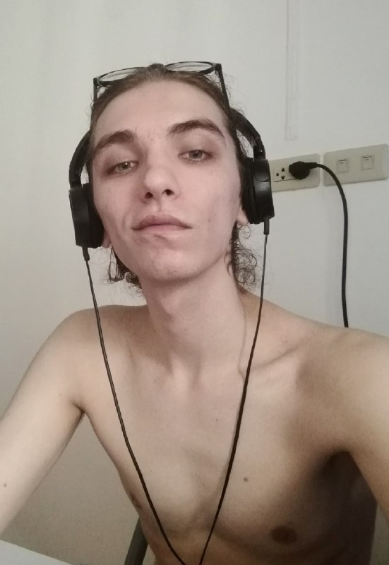 Всем хорошей рабочей недели 📷

Пс. Голый потому что жарко. Вы меня не заставите одеться