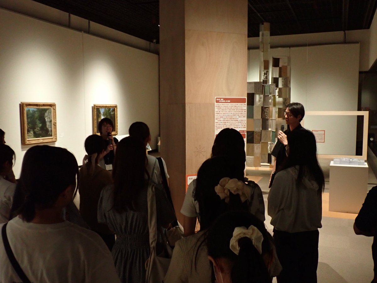 shizuokakenbi's tweet photo. 【これからの風景展】7月26日(土)に桂川大さん(建築家/STUDIO大・おどり場主宰)をお招きしてゲストトークvol.1を開催しました！
会場設計をご担当された桂川さんと一緒に会場を巡りながらお話をお聞きする貴重な機会になりました✨
ぜひ展示室に足を運んで、作品を鑑賞する空間もお楽しみください🖼️ https://t.co/5voJCZvpfo