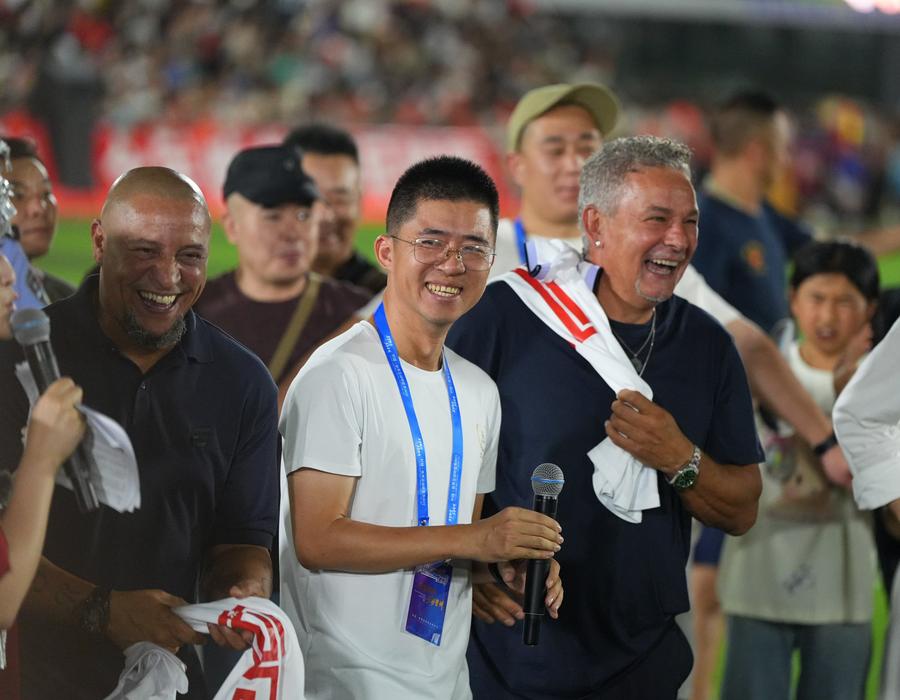 XHespanol's tweet image. Pasión de aficionados de Superliga rural de fútbol china impresiona a Baggio y Roberto Carlos xhtxs.cn/5wx