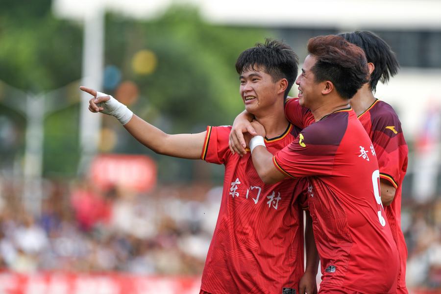 XHespanol's tweet image. Pasión de aficionados de Superliga rural de fútbol china impresiona a Baggio y Roberto Carlos xhtxs.cn/5wx