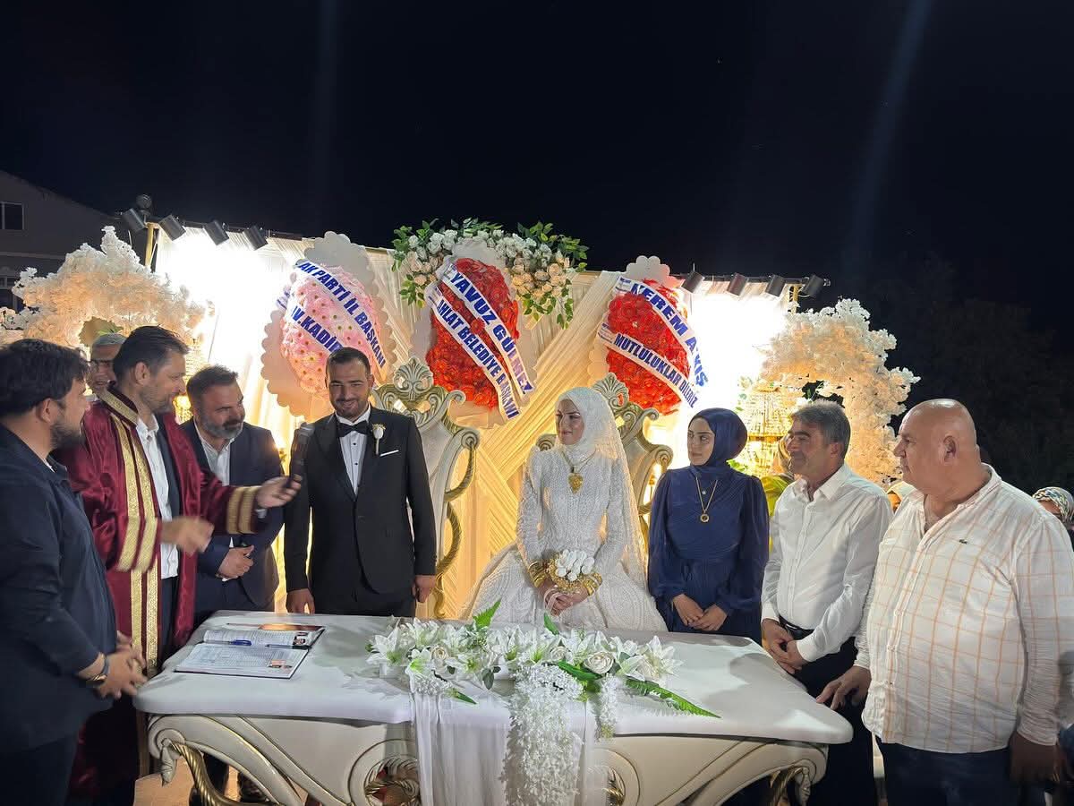 AK KADIN AHLAT tweet media