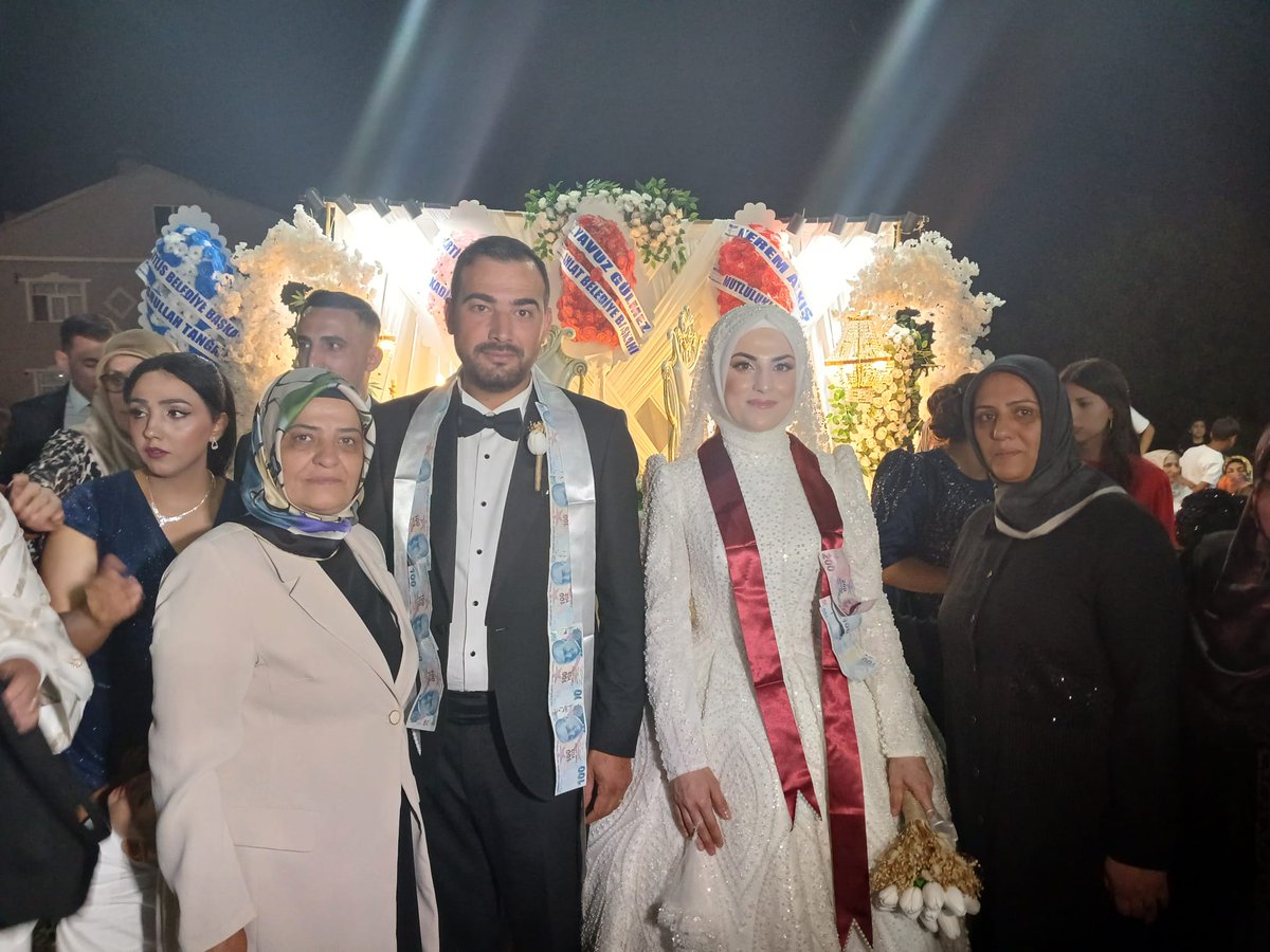 AK KADIN AHLAT tweet media