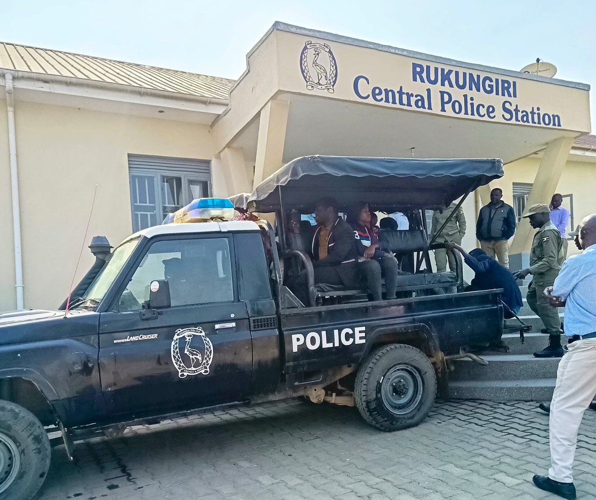 parrotsug's tweet image. Earlier today Rukungiri NRM registrar Mwongyera Wright being taken to court on charges of conniving with some candidates to change declaration forms for the Rubabo constituency results.
#ParrotsUpdates
#RukungiriNRMElections