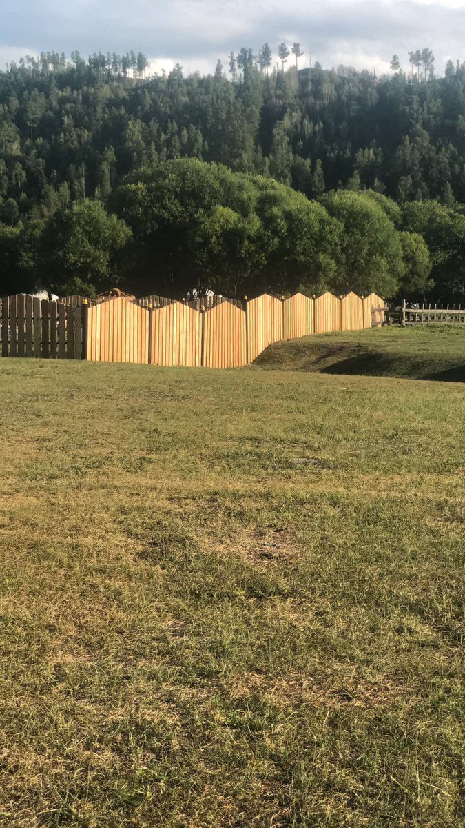 Энэ зуны нэг ажил зусландаа хашаа бариуллаа.