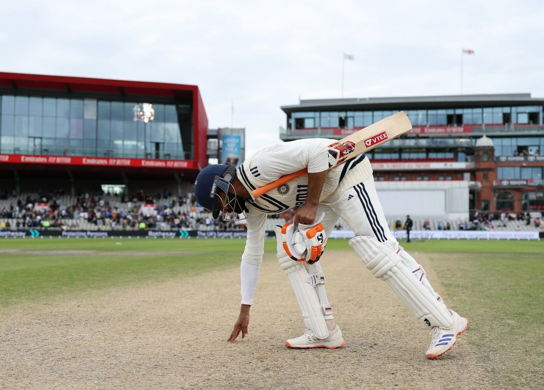 FaroozIkhlas's tweet photo. Ravindra Jadeja kissed the pitch after the Manchester Test. ❤️
A beautiful moment to remember forever.
~ What's your take on this 🤔 #INDvsENG #INDvsENDTest #ManchesterTest https://t.co/gFFFeX7UrQ
