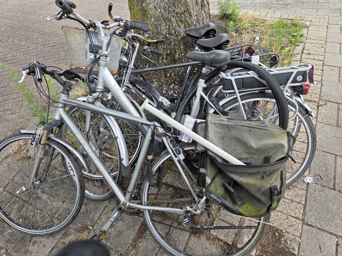 HJTeunissen's tweet image. Aangezien @gem_Nijmegen zichtbaar geen wijkbeheer heeft meld ik o.a. de rotzooi en de verhuur obstakels in de openbare ruimte.