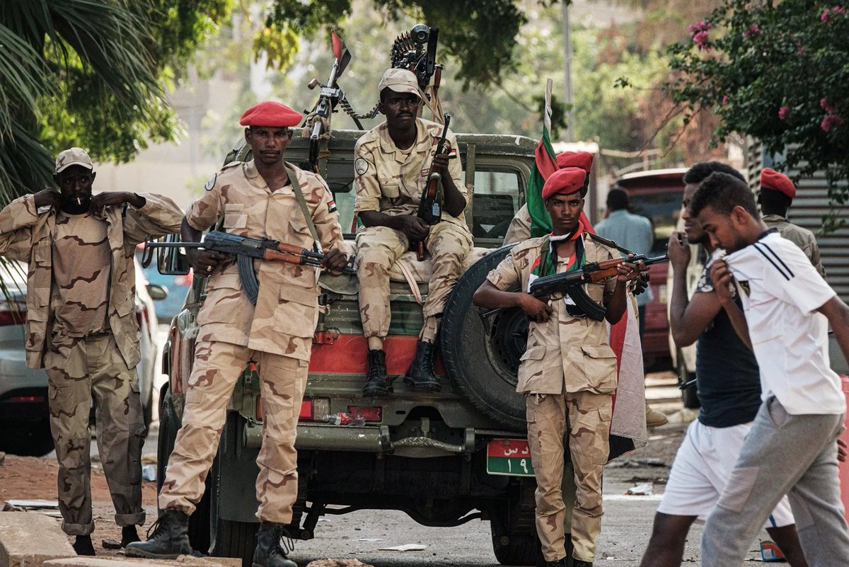 SpeakForRights's tweet image. #Emirati-funded militias in #Sudan have turned gold mines into war zones. Backed by UAE arms and money, the #RSF has weaponized resource control—executing civilians and enforcing child soldier conscription near Jebel Amer. @TurtleYusuf @MohanadElbalal