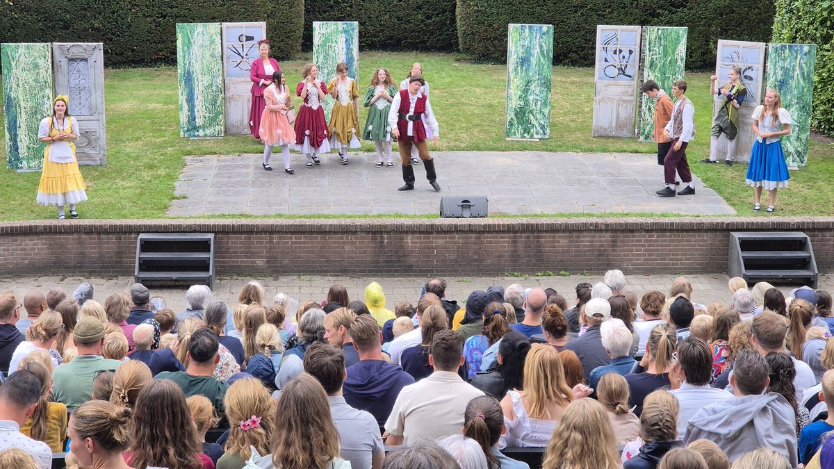 Stoere Brabanders zijn niet bang voor een buitje en publiek blijft ook in het Slottuintheater dlvr.it/TM8Xnh